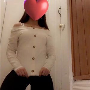 I’m selling a sexy white off shoulder shirt 🥰